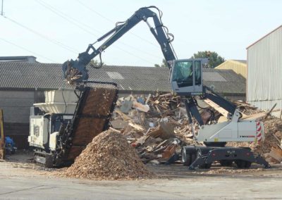 Maquinaria específica para manipulación de residuos en procesos de reciclaje